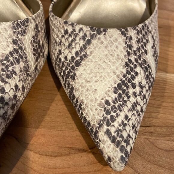 BCBG Snakeskin Embossed Pointy Toe High Heel 9B - Picture 5 of 10